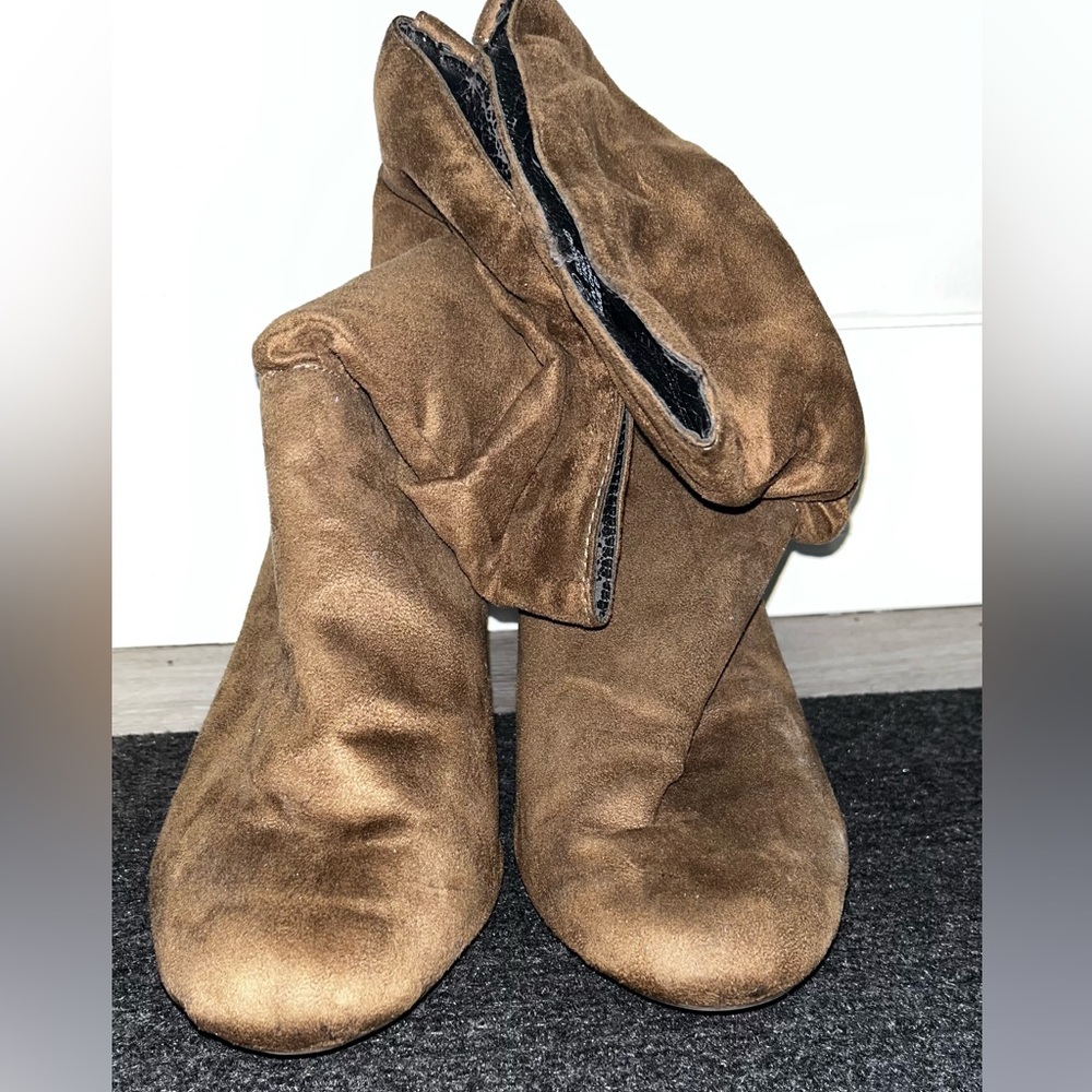 Round toe , kitten heel bootie